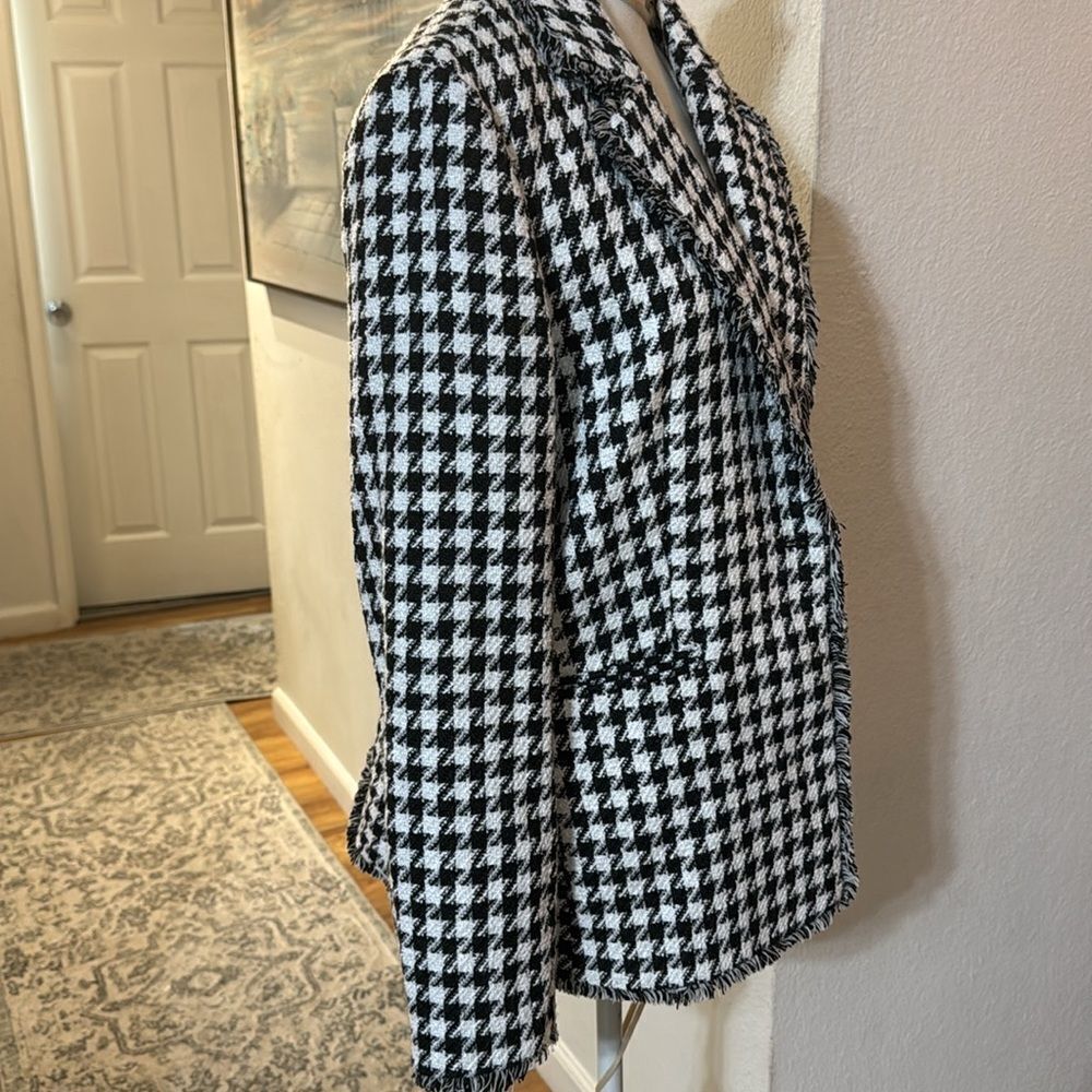 Tahari Jacket. - Picture 3 of 6